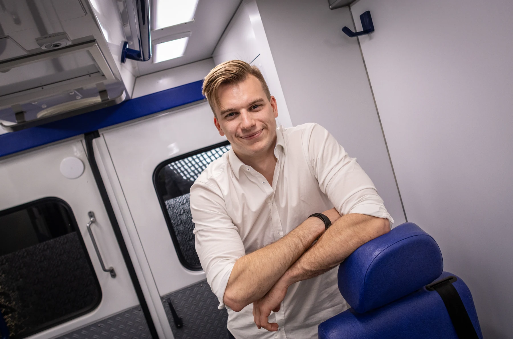 Max bei einer gestellten Fotosession im Rettungswagen