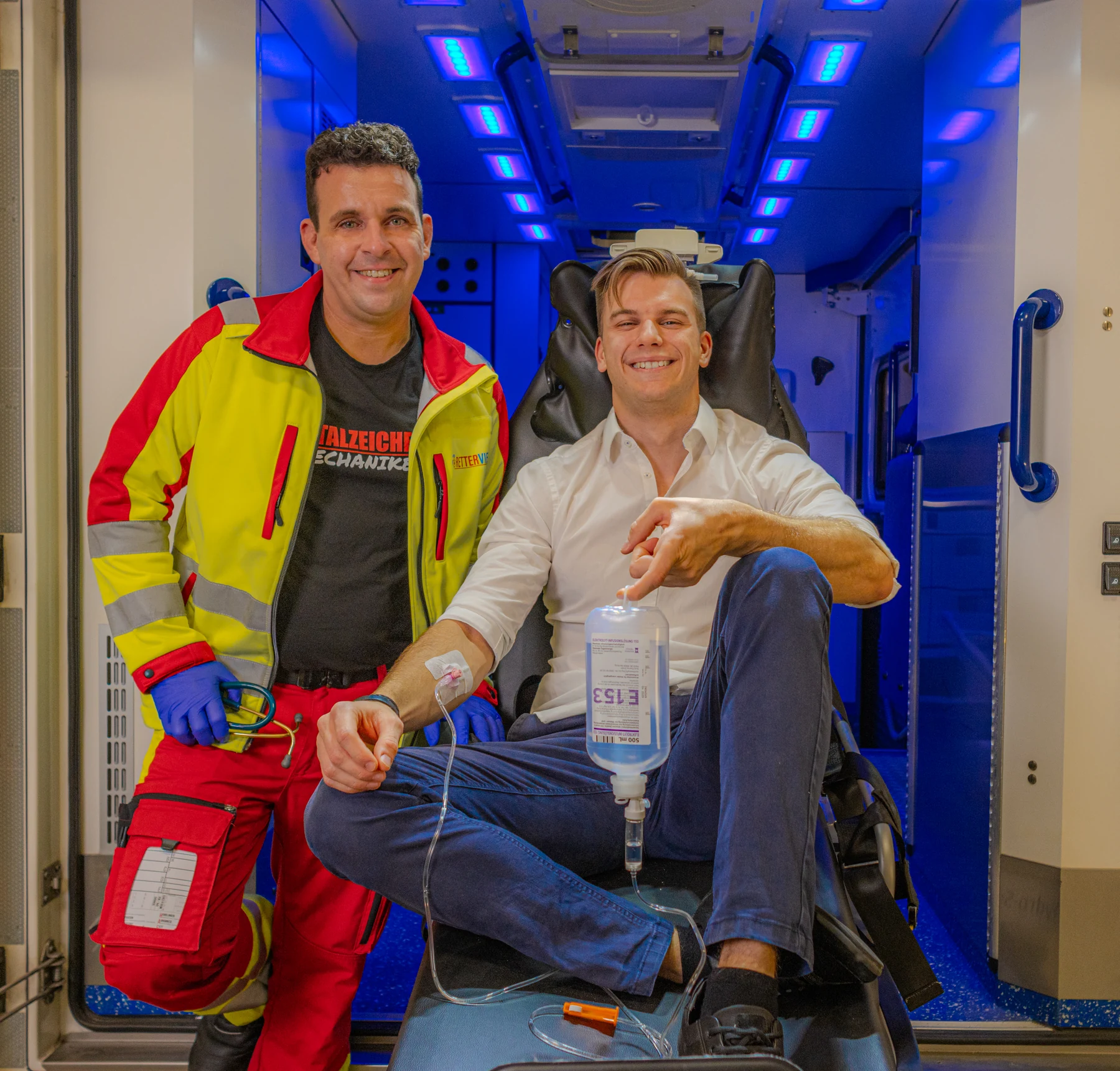 Samy und Max bei einer gestellten Fotosession im Rettungswagen